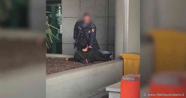 Torino, attivisti di Extinction Rebellion occupano pacificamente la sede Rai: guardia giurata estrae la pistola e blocca a terra un manifestante