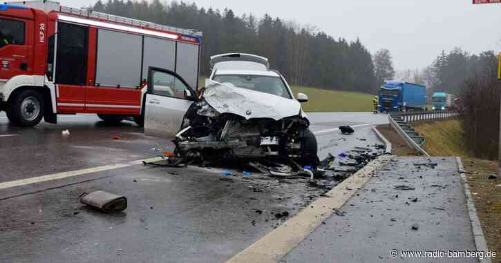 Autos prallen aufeinander: Seniorin stirbt