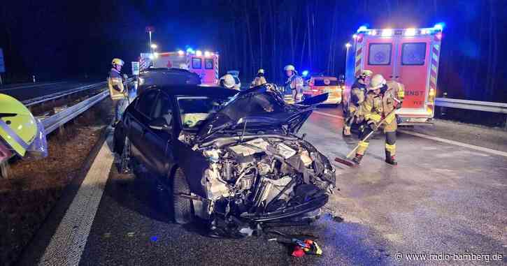 Massenkarambolage auf der A93: Sattelzug touchiert Auto