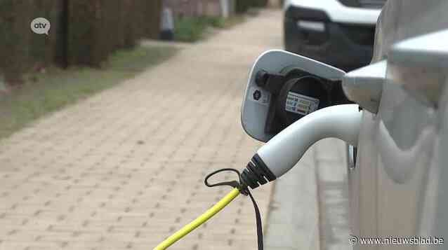 Hier mag oplaadkabel van elektrische wagen voortaan niet meer op voetpad liggen