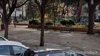 Senza dimora trovato morto su una panchina davanti al parco giochi