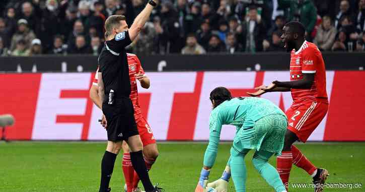 Frühes Rot für Upamecano: Bayern verlieren in Gladbach