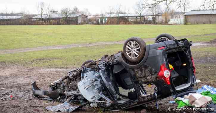 Transporter überschlägt sich: drei Tote