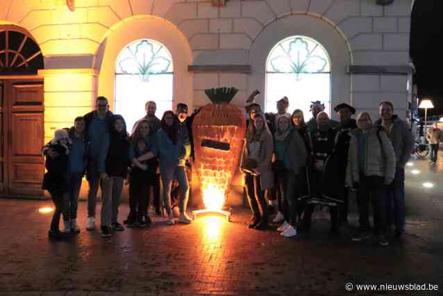 Carnavalsgroep ‘Veneir Te Naujg’ verhuist Wortel ‘Axarie’ naar laatste plaats voor wortelverbranding