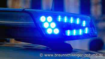 Überfall in Wolfsburg: Mann droht Tankstellenmitarbeiter mit Beil