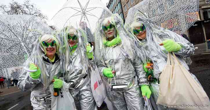Kamelle und Randale: Wieder Karneval ohne Corona-Regeln
