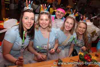 Beim „KarneVarl“ in Rahden stehen die Jecken Kopf