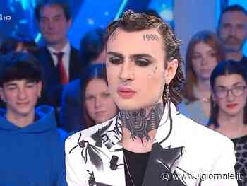 "Mi è dispiaciuto". Rosa Chemical frigna dopo la critica di Renato Zero