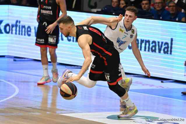 Ferdi Zylka (Brussels) zag teammaat uitgejouwd tijdens knotsgekke carnavalmatch in Aalst: “Maar ik genoot toch met volle teugen van de sfeer”