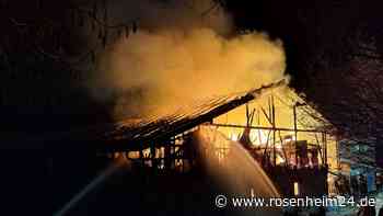 Mehrstöckiges Gebäude steht in Flintsbach in Flammen – Zahlreiche Einsatzkräfte vor Ort