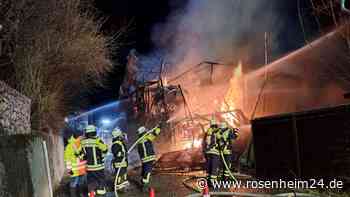 Mehrstöckiges Gebäude in Flintsbach wird Raub der Flammen – 160 Rettungskräfte vor Ort