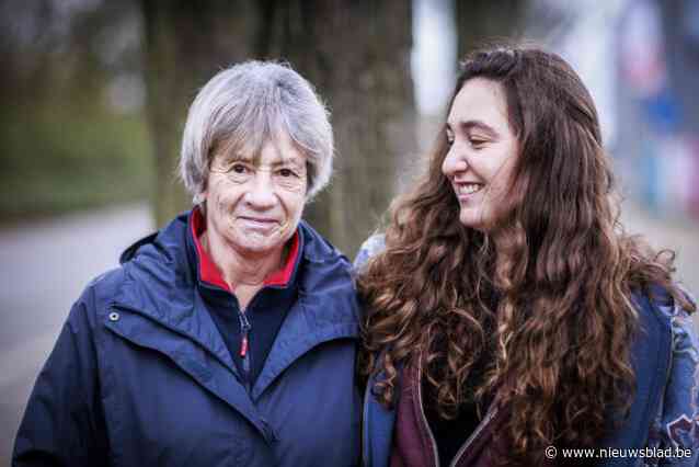 Twee keer kanker gehad, nu fietst Magda (60) op kop in Iedereen Flandrien-peloton: “Eerst zei ik: jullie overdrijven, mannekes. Nu weet ik dat ik er bijna echt niet meer was”