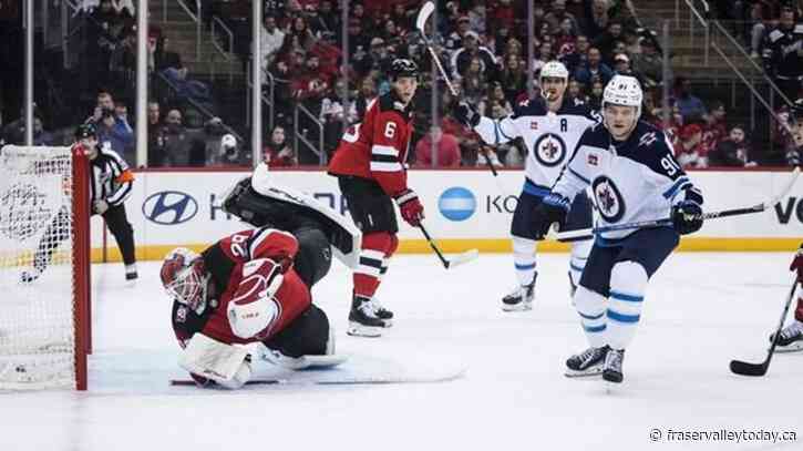 Zetterlund, Wood score in third, Devils ground Jets 4-2