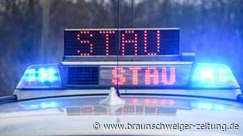 Stau auf A2 bei Königslutter – Lkw krachen ineinander