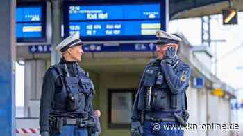 Bahnhof Neumünster: Mann schläft in Zug ein  und flieht über Bahngleise