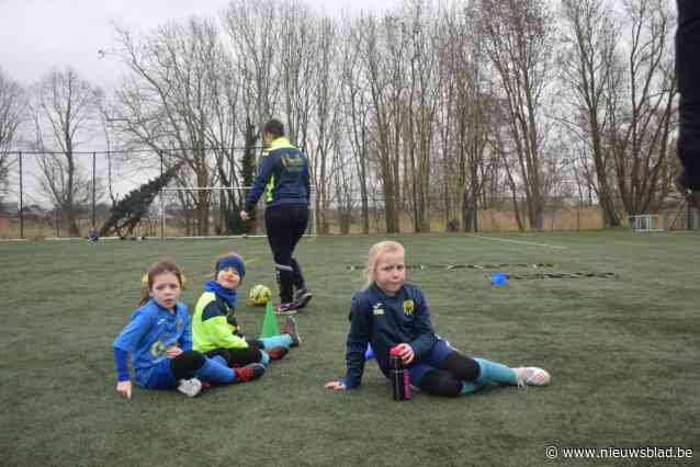 Meisjes leven zich uit tijdens Futbalistafestival