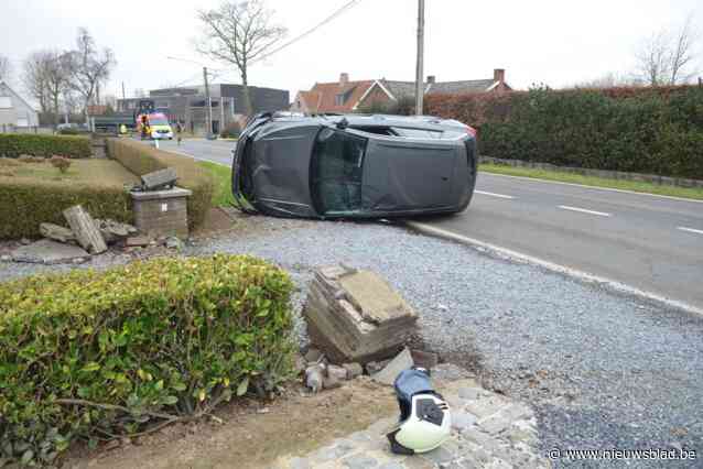 Bestuurder gewond na botsing met bestelwagen in Waregemsesteenweg