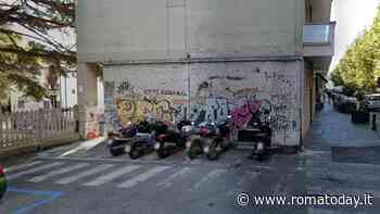 Stacca manifesti nazifascisti attaccati alla fermata del bus: aggredita da cinque persone