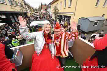 Narren feiern Rosenmontagsumzug in Willebadessen-Peckelsheim