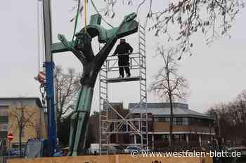 In Paderborn hängt ein Kreuz am Seil