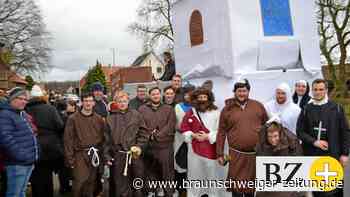 Bodenstedt Helau – beim Umzug geht es um die Kirche