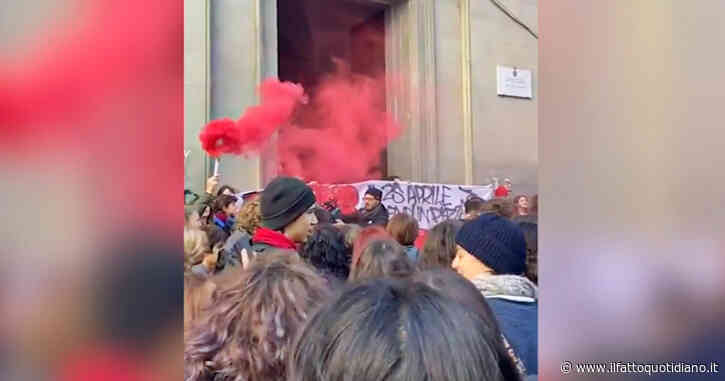 Aggressione a Firenze, presidio degli studenti davanti al liceo: “La città è antifascista”. Cori e fumogeni – Video