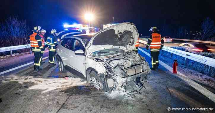 Autofahrerin kracht in Leitplanke und überschlägt sich