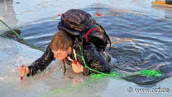 Jenaer simulieren den Notfall: In voller  Montur ins Eiswasser springen
