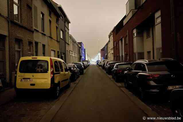 “Alles voelt anders in het donker. Mensen kijken elkaar niet meer aan”: onze man trok de donkere straten van Ledeberg op