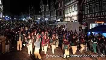 Calwer Nachtumzug: Rund 1500 Häs- und Maskenträger ziehen durch die Hesse-Stadt