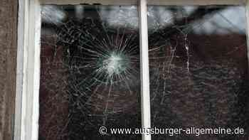 Jugendliche zerstören Fenster und werfen Steine auf den Besitzer