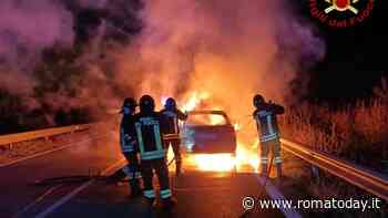 Auto distrutta da un incendio in autostrada