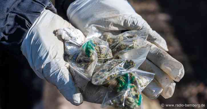 Kinder finden Beutel mit Tabletten und Marihuana