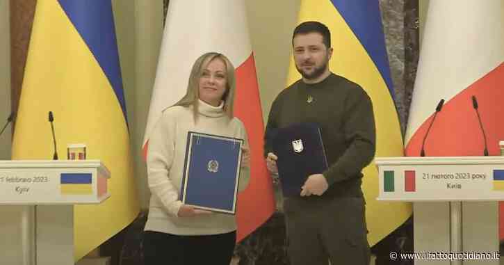 Meloni a Kiev: “Per ora no invio jet”. Zelensky, stoccata a Berlusconi: “A lui non hanno mai bombardato casa”