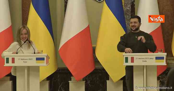 Kiev, blackout al punto stampa Meloni-Zelensky: la premier si improvvisa traduttrice. E scherza con i cronisti: “Presidente operaio”