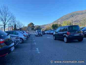 "On se gare mal car on n’a pas d’autre choix": les PV pleuvent, les habitants en colère à Carros