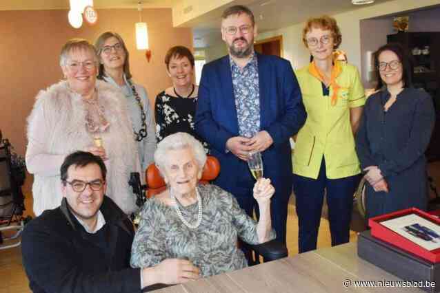 Leona viert haar 100ste verjaardag in Home Vijvens: “Met mate genieten van alles”