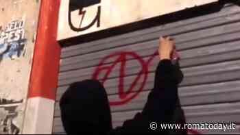 Blitz dei collettivi di sinistra: bruciata la corona in memoria di Cecchin