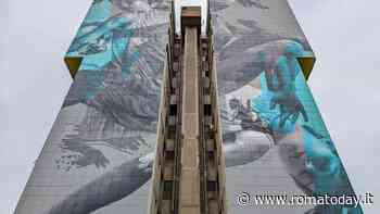 Sul muro del Serpentone vola Icaro: a Corviale l’opera di street art più alta d’Italia