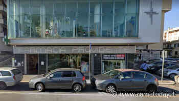 Minaccia farmacista con la pistola e scappa con 500 euro