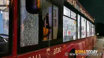 Via Candoni: ancora una sassaiola, rotti i vetri di un bus