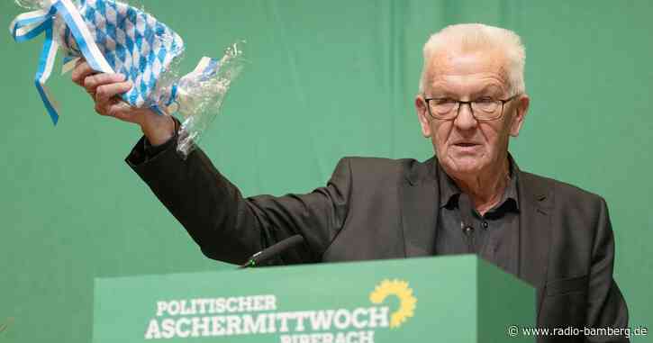 Kretschmann präsentiert Geschenk von Söder: Waschlappen