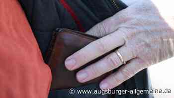 Perfide Masche: Trickdiebe nehmen 83-jährigen Bankkunden ins Visier