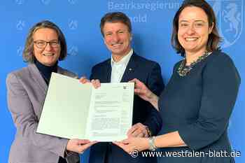Kreis Höxter: Ministerin Ina Scharrenbach überreicht Förderbescheid für Digitalnetzwerk