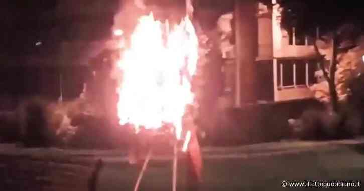 Roma, bruciata la corona in ricordo del militante di destra Paolo Di Nella: il blitz del collettivo antifascista. Gualtieri: “Gesto barbaro”