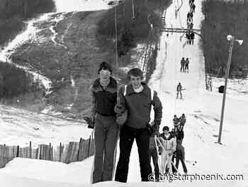 Students enjoy outdoor class at Mount Blackstrap in 1984