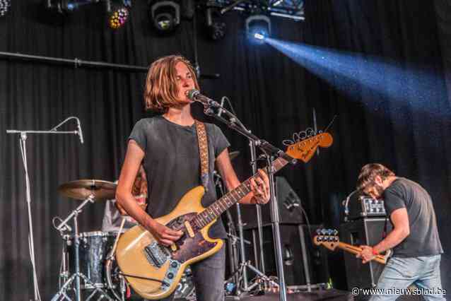 Rock Herk gooit Peuk op straat