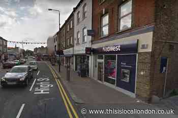 Penge High Street: Man taken to hospital after brawl
