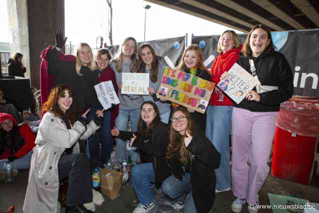 Dolenthousiaste jongeren wachten hele dag op grote held Lewis Capaldi: “Ijskoud, maar die eerste rij is een absolute must”