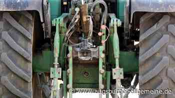 Traktorfahrer beschädigt ein Gebäude und einen Anhänger